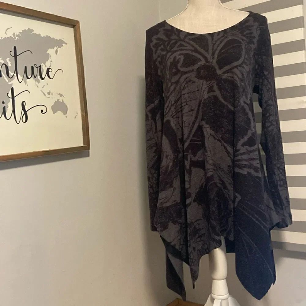 Soft Surroundings Black & Gray Floral Print Asymmetrical Hem Swing Blouse Size M